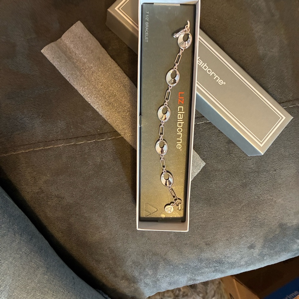 Liz Claiborne Silver Oval Link Braceletliz Claiborne